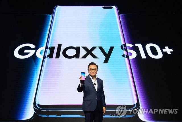 Samsung призналась в разработке дисплеев без вырезов со скрытой камерой