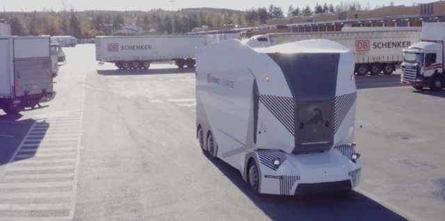 Беспилотный электрический грузовик Einride T-Pod начал использоваться для перевозки грузов