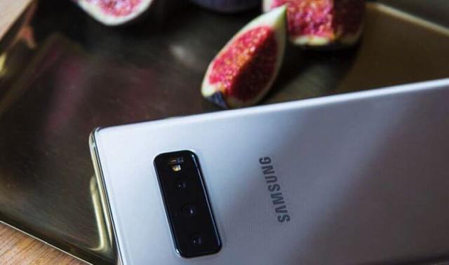 Samsung Galaxy S10 показался на новом фото